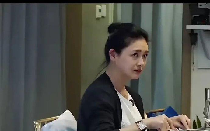 这个经典的白眼只是因为小菲吃了她那块又老又肥的牛排  