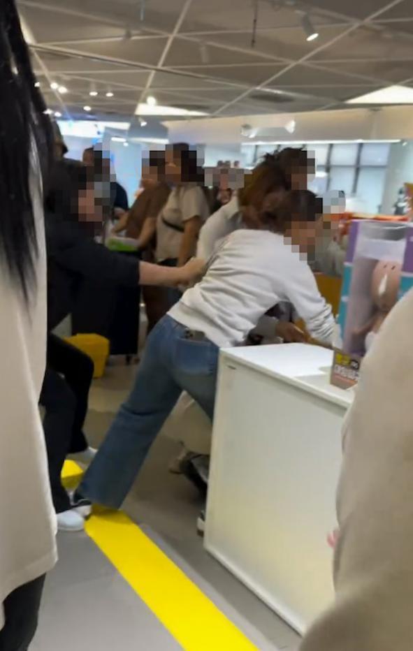 首尔街头发生激烈冲突！一名法国女子当众放话“全世界都厌恶中国人”，旁边中国女生瞬