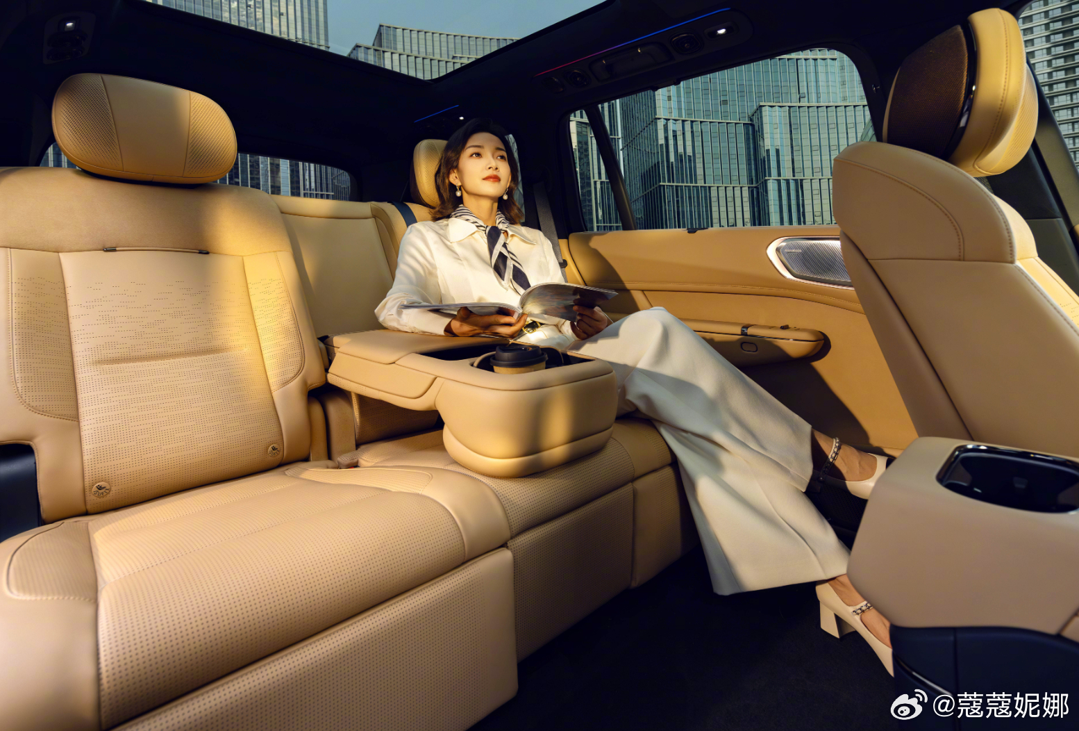 领克900大五座要来啦，1350mm 超宽三座，150° 靠背+一体式腿托，中间