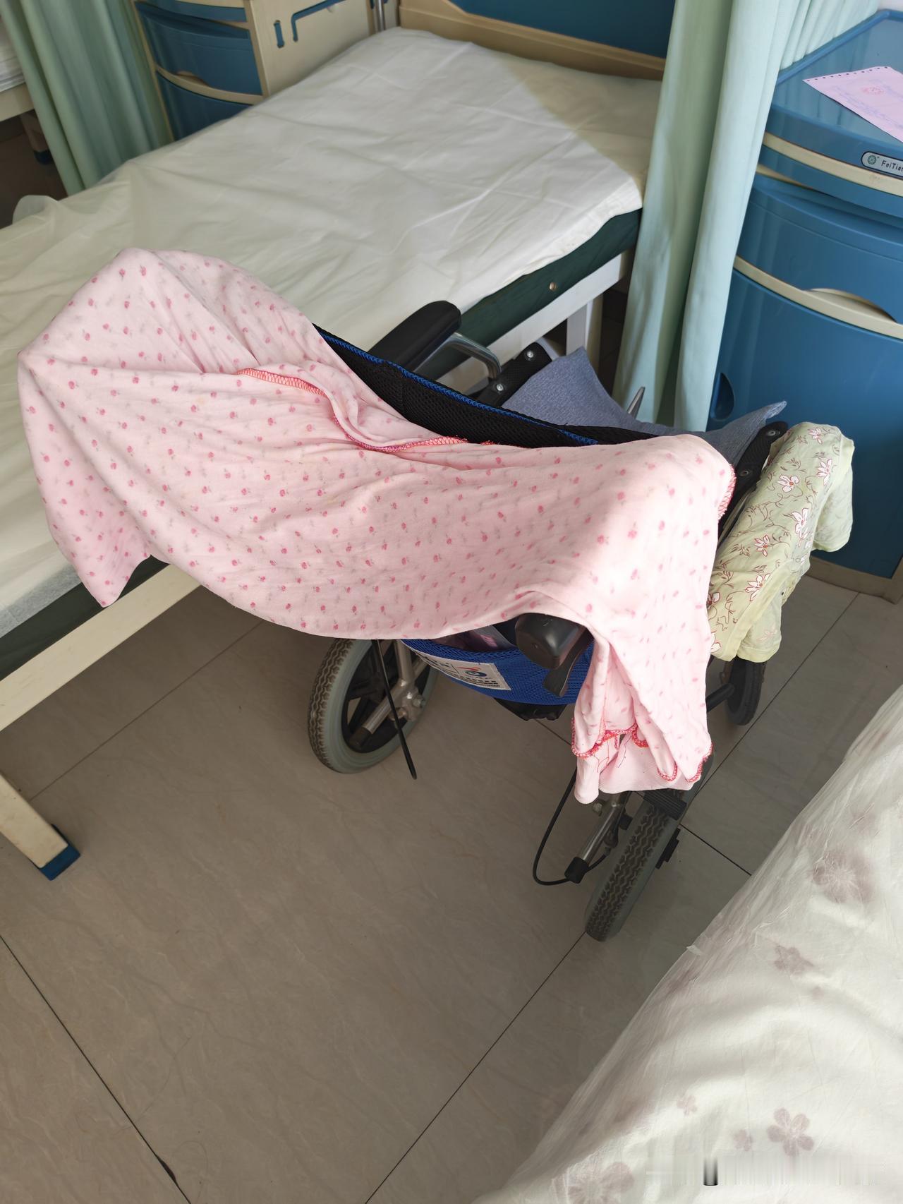我妈拉裤子里了。

咳痰咳不上来，导致有些恶心呕吐。

坐床边，面前是摆着她的便