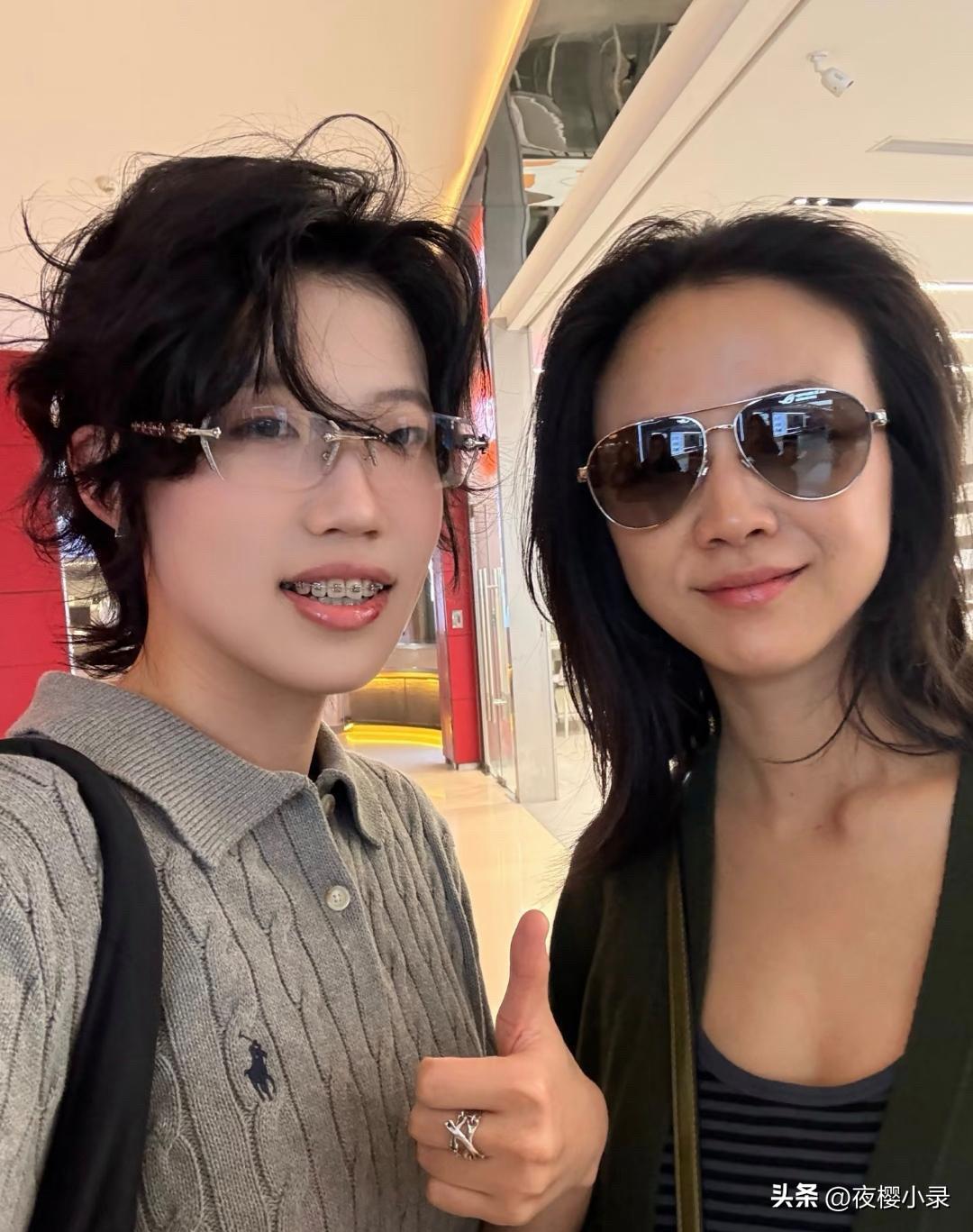 47岁汤唯在北京三里屯逛商场被偶遇，她脸部化着淡妆，头发随意披散，气质太好了！她