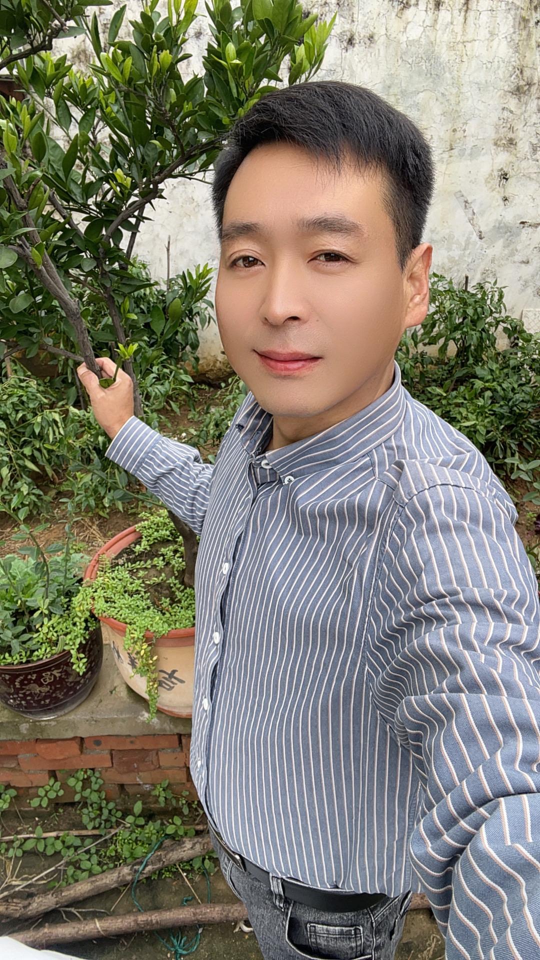 男人喜欢年轻漂亮的女人，但尊重的都是那些刻苦勤奋，三观正、有价值的女人...