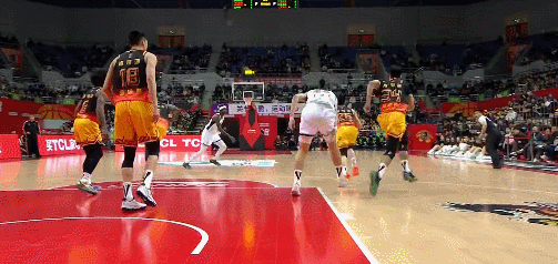 江苏男篮vs广东男篮 贾尔斯这个压哨球投得太聪明了，时间分毫不差。今天第一节广东