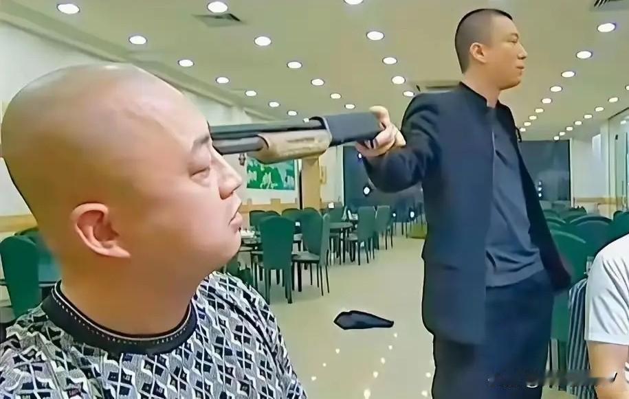 金灿荣突然配图发文：翻译翻译，什么是火控雷达锁定。

小编想说，雷达锁定，意味着