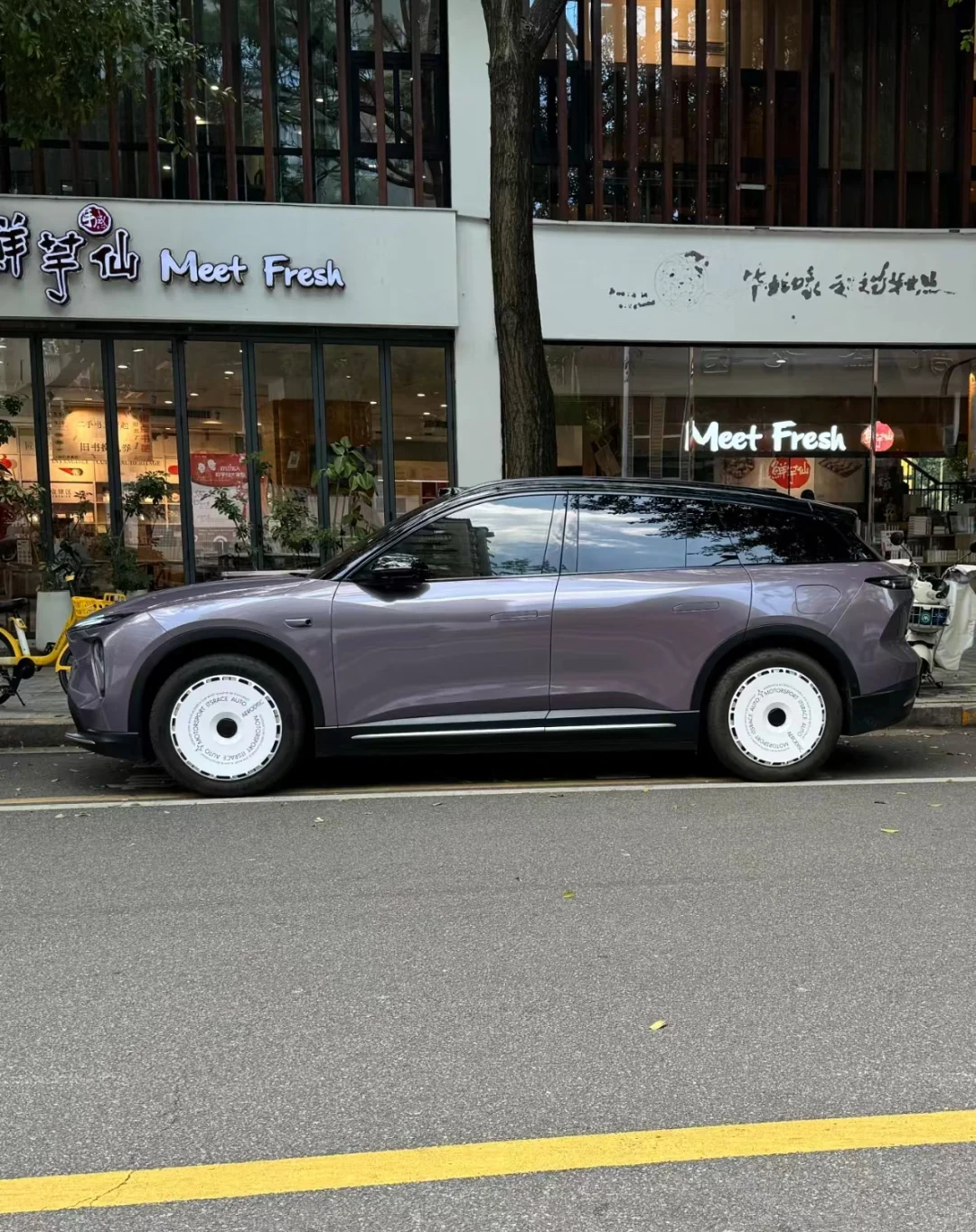 蔚来ES6炫酷升级！小白环轮毂盖，点燃街头潮