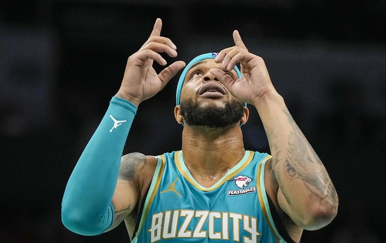 [给力]拒绝家暴男入境[给力]
据悉加拿大拒绝了黄蜂球员布里奇斯的入境申请，
意