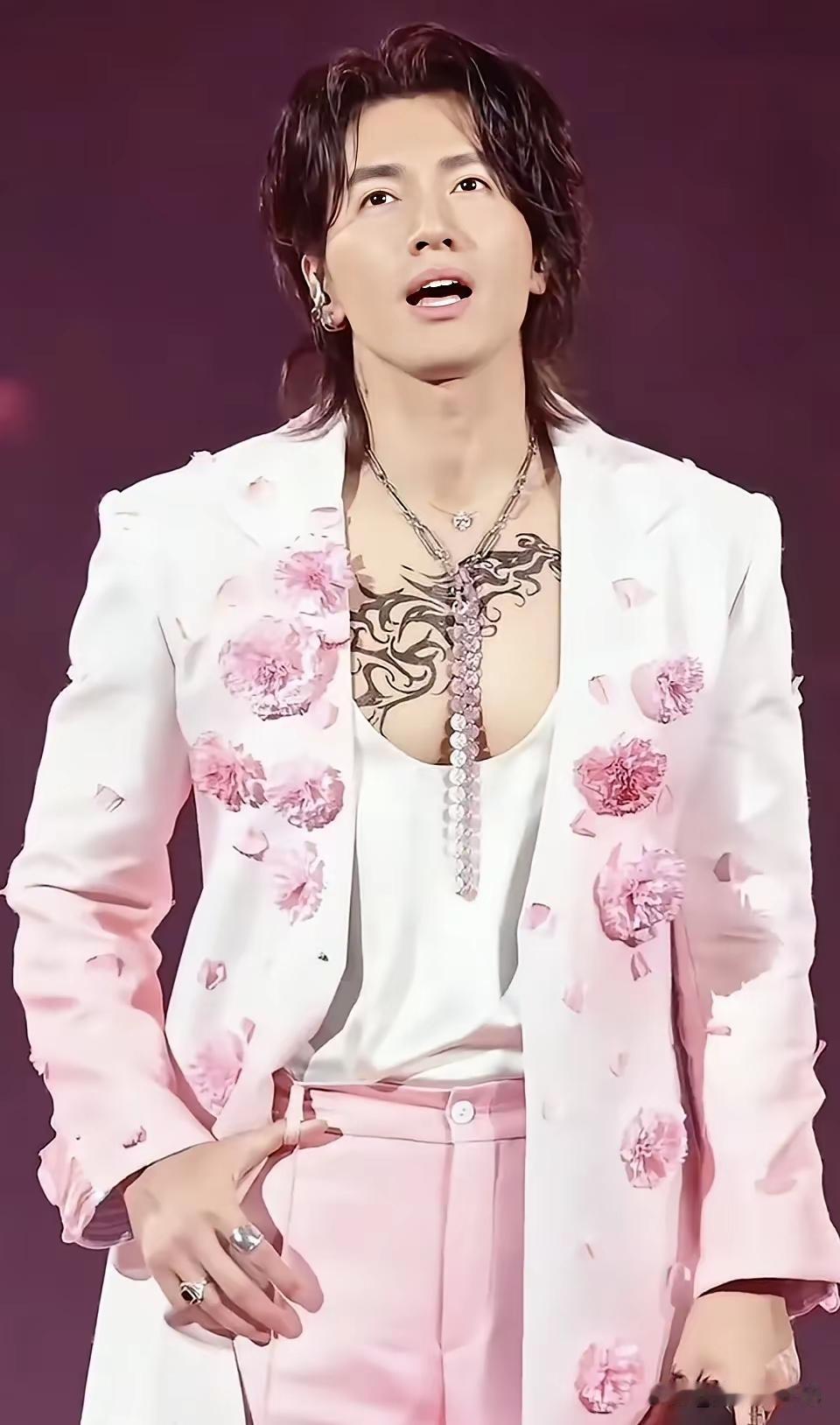 刷到言承旭穿粉色西装的图，瞬间懂了什么叫“颜值即正义”——同样是粉色，别人穿是刻