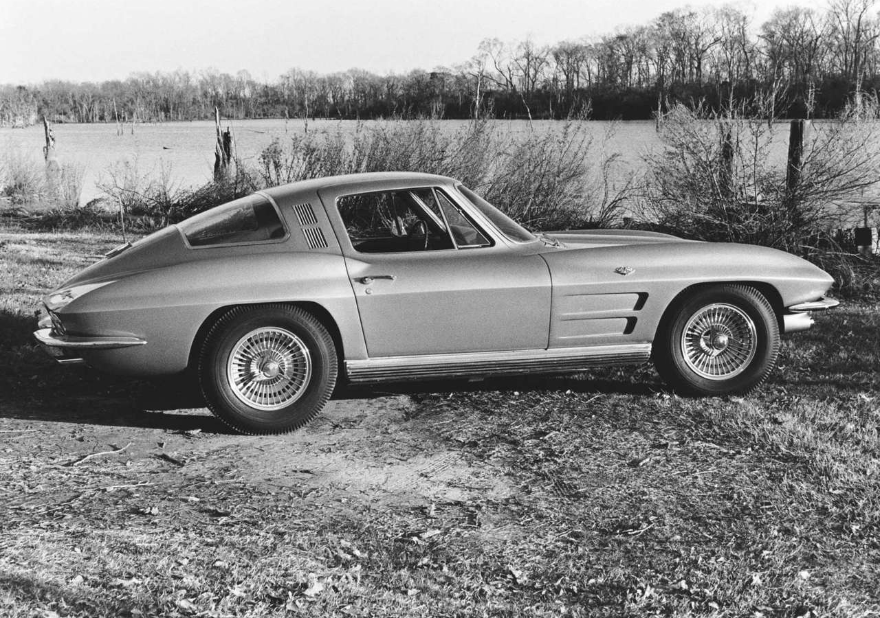 雪佛兰克尔维特  1963 科尔维特 C2 Sting Ray（黄貂鱼）。生产周