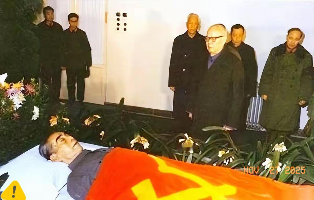 不留骨灰，不建墓碑。这话当年听，只觉得是伟人胸怀坦荡。可今天我才知道，这背后还藏