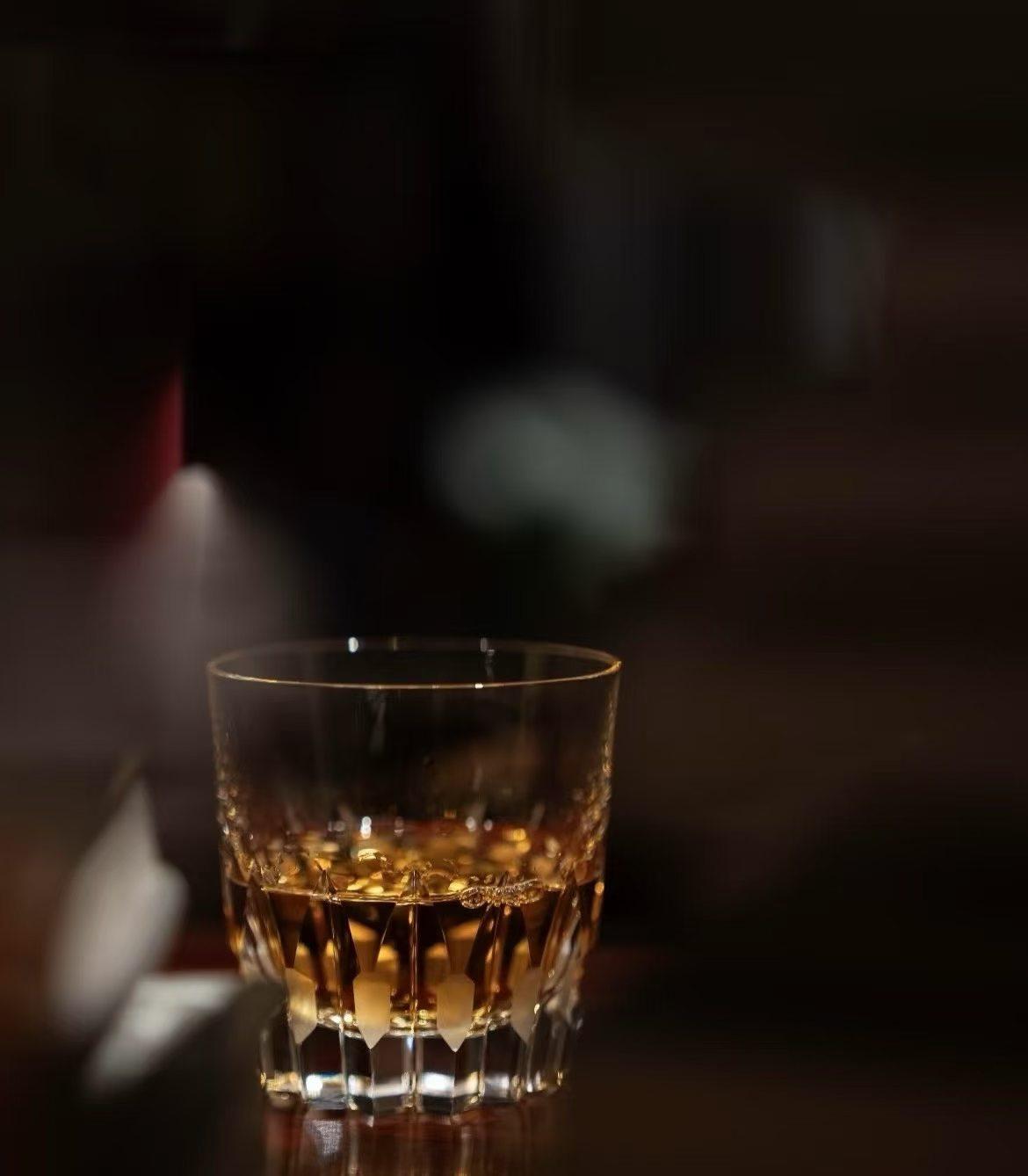 宁可满身酒味 也不要眼眶含着泪 苦不堪言的时候 就尽量把自己灌醉