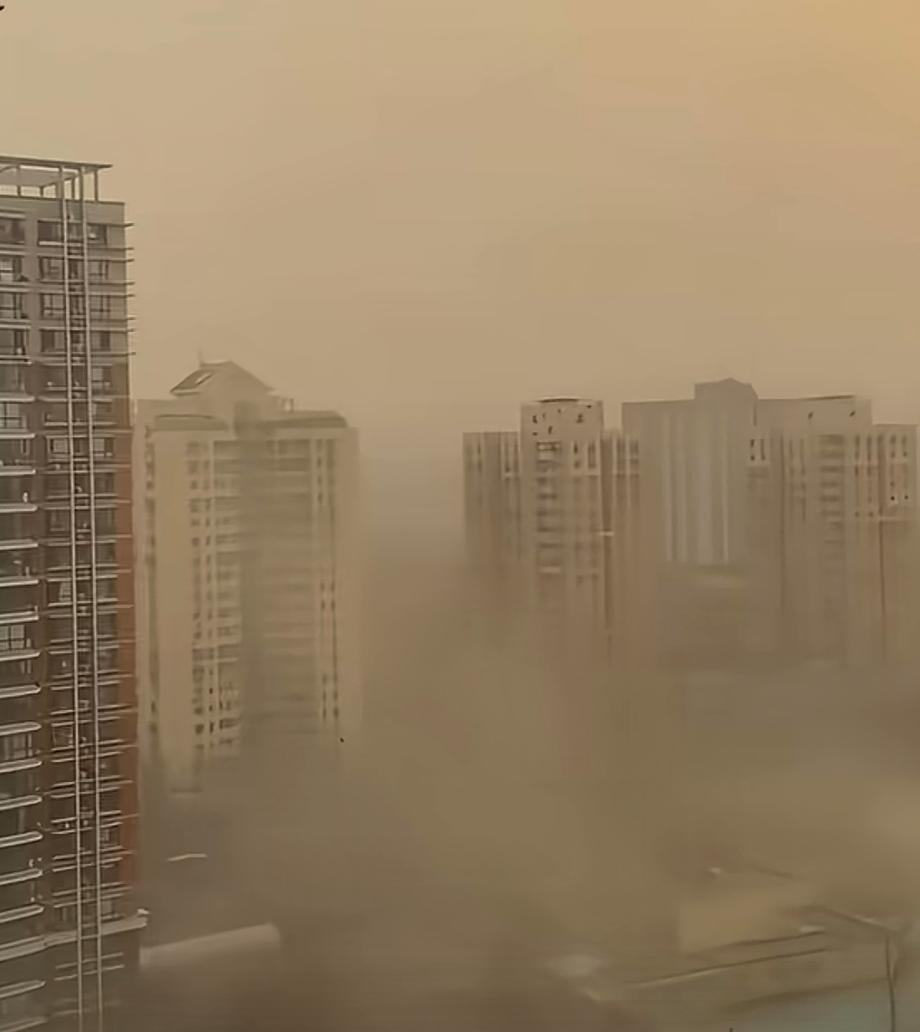 北京上了热搜，没别的，这次整个城市又被沙尘暴“上了色”。橘黄的天空、呛人的空气、