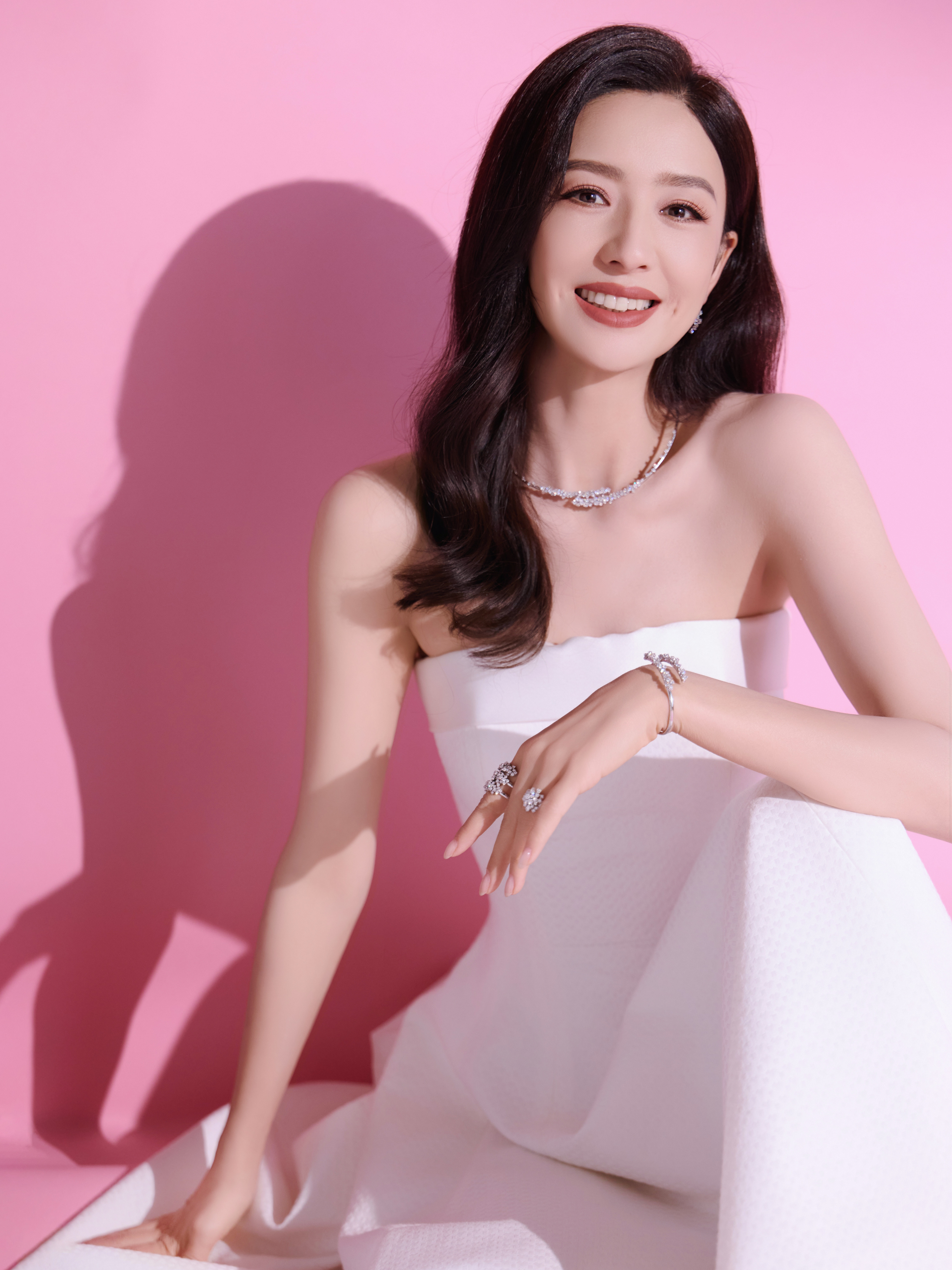佟丽娅🎀雅诗兰黛集团乳腺癌防治运动十月，粉红光芒如约亮起守护更多「她」，从看见