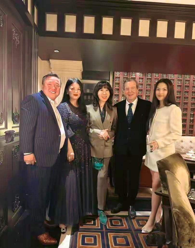 李湘拼尽全力托举，想把王诗龄培养成什么样的女人
 
10月24日，一组北京高端晚