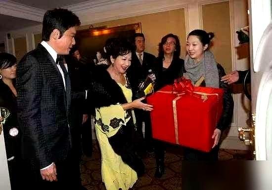 我曾以为罗嘉良这操作太不体面，每月加8000，就为让前妻陪现任演一出和谐戏。
直