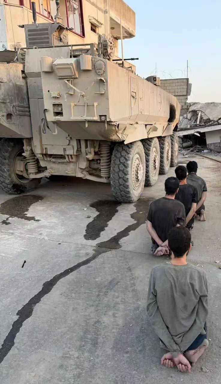 哈马斯突击队被堵在地道里，快一个多月了，终于忍不住开始突围！以色列步兵在地道出口