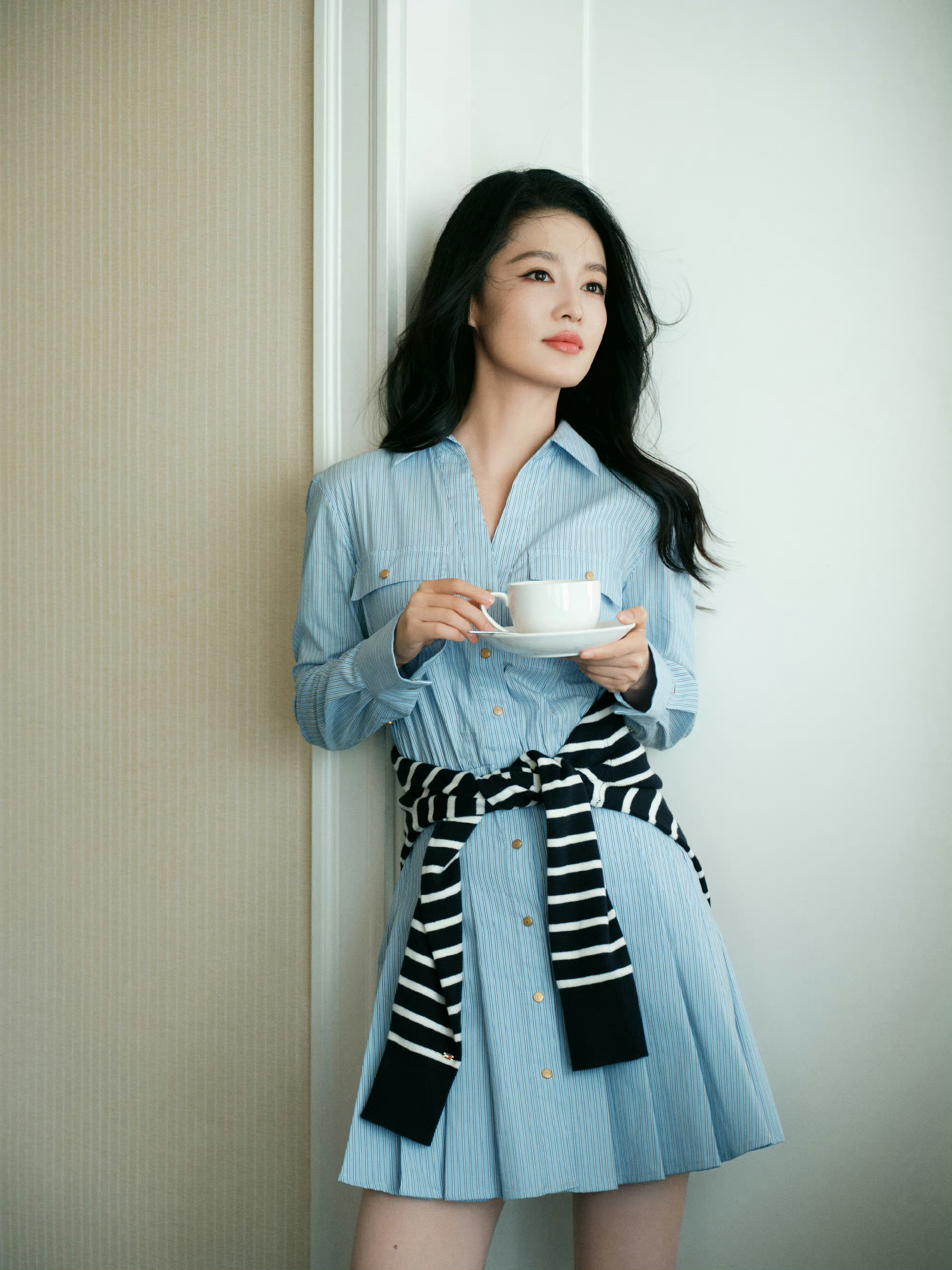 #李沁蓝色条纹衬衫裙#李沁身穿蓝色条纹衬衫裙出席杭州活动，这身搭配好亮眼啊！很漂