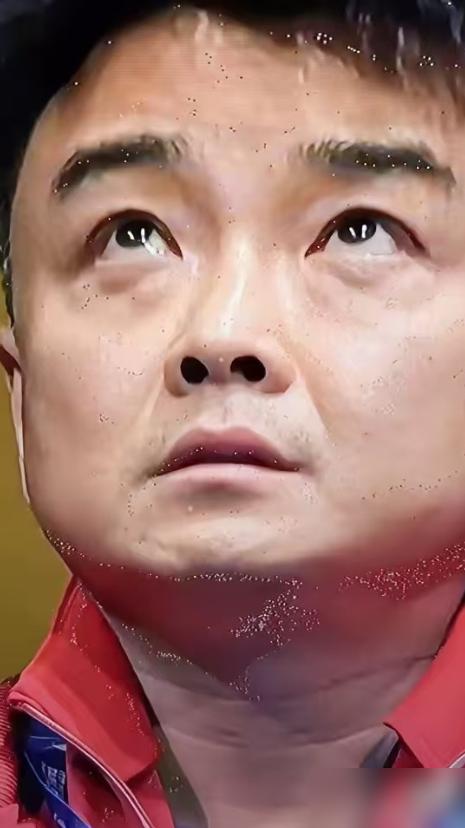 七人出局，王皓在赛场边“清醒面对崩溃”。
他独自在场边，低着头，肩膀露出疲惫。