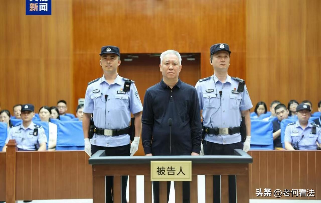 第一，许家印一审宣判，还认出来这是老许吗？当年意气风发的皮带哥，到现在沦为阶下囚