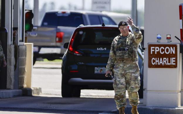 一觉醒来发生了一件大事，有人在美军基地安置了炸弹，且该人员成功潜逃中国。

据法
