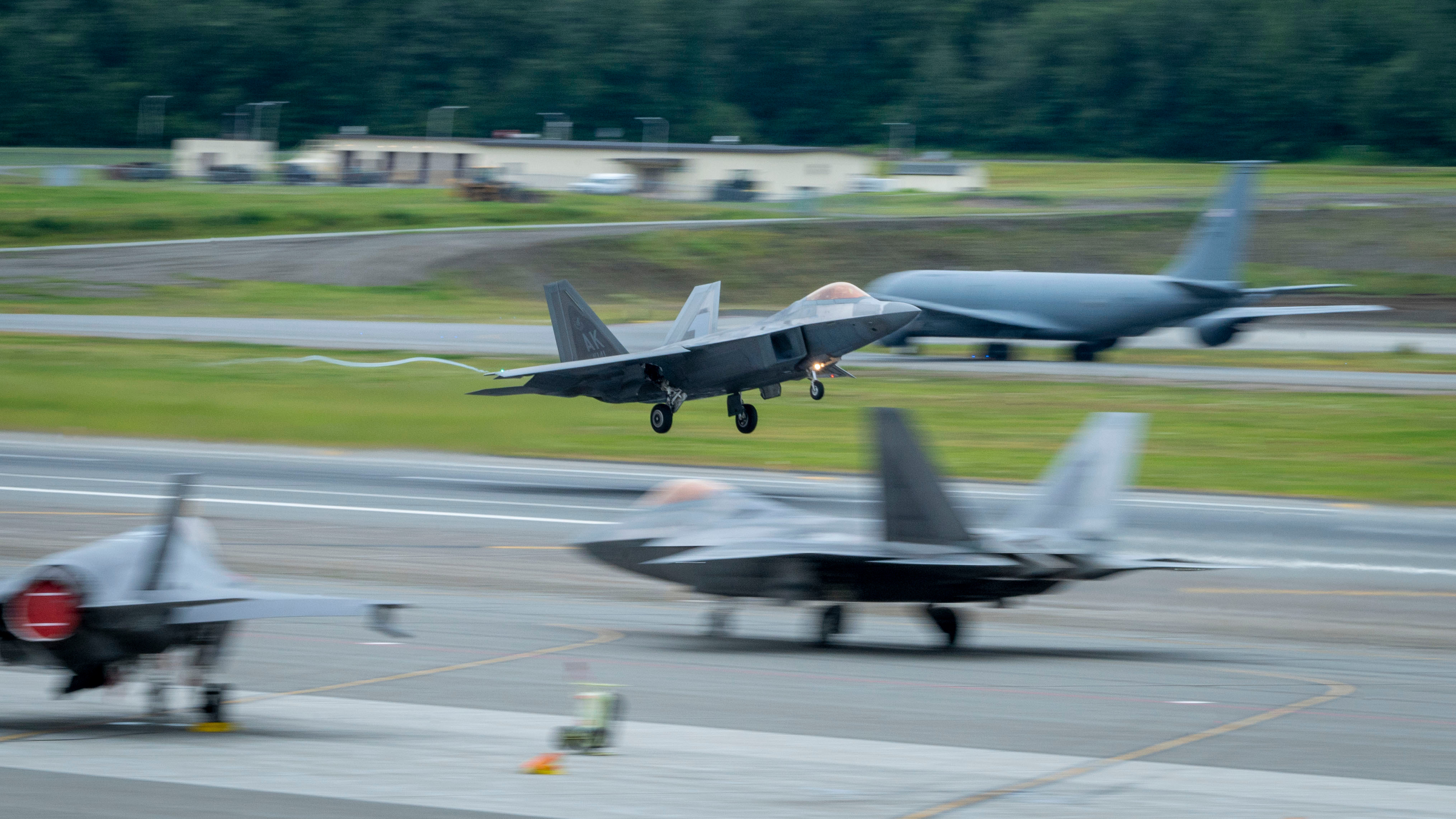 道理我都懂，F-35为什么这么大#外军影像##今日肥电# ​​​