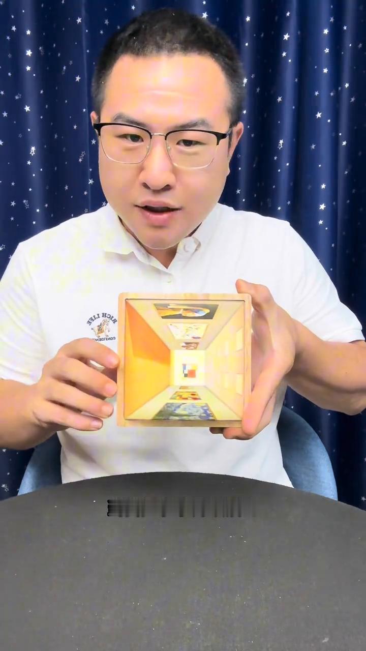 这才是真正的3D裸眼空间。当我把手拿开以后仔细盯着它的中间看，当你看成往里延伸以