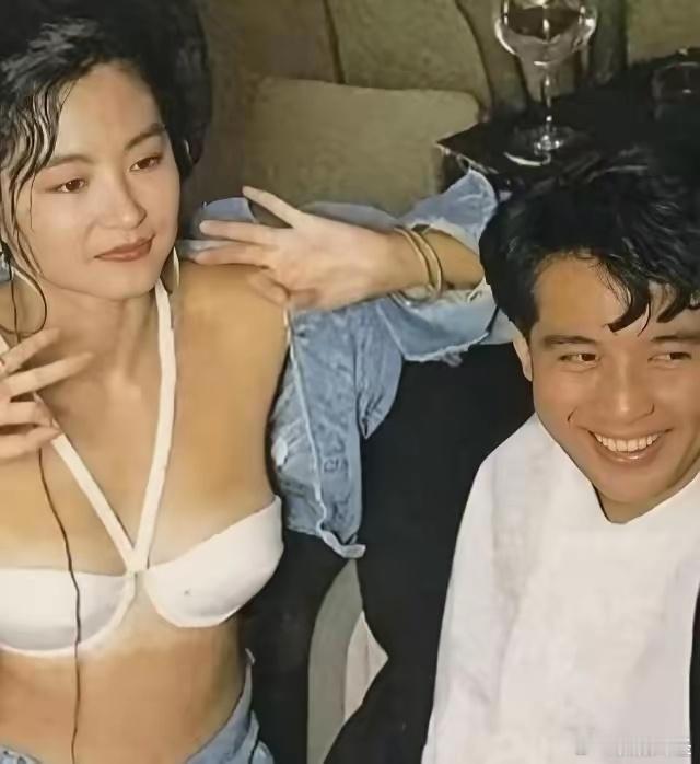 1980年，热恋中的林青霞和秦汉留下了一张不可多得的亲密合影。画面里的她穿着前卫
