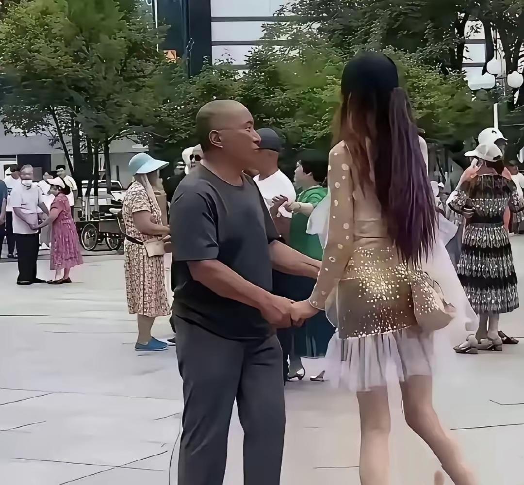 第一眼还以为大叔捡到宝了，

看完第二张才反应过来，

人家是势均力敌，是我太肤