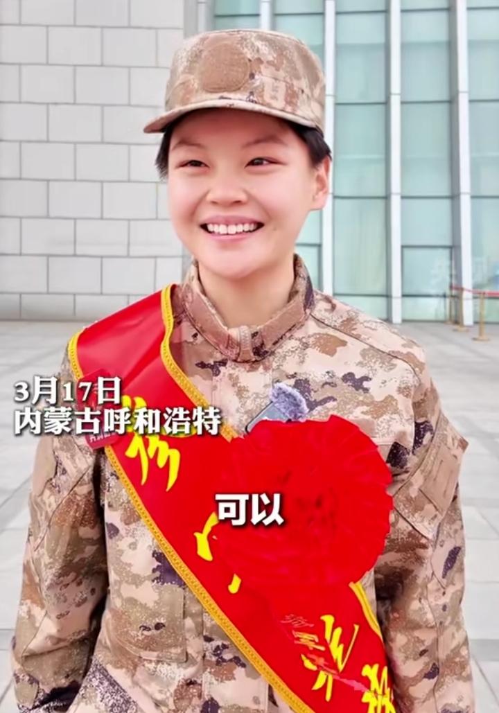 又美又飒！呼和浩特19岁女大学生入伍前亲手剪掉留了多年的长发。原本她还担心会舍不