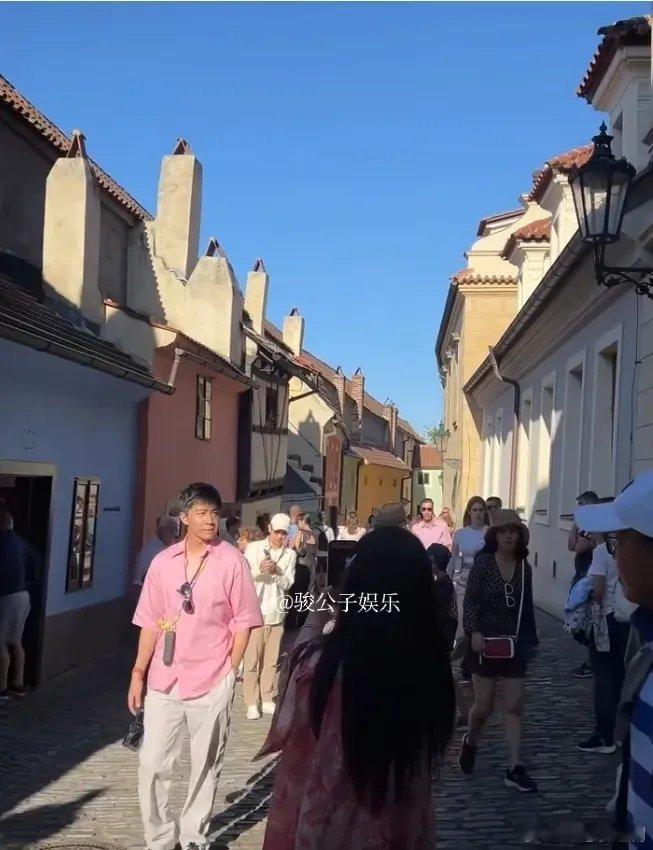 俞灏明王晓晨穿情侣装度假俞灏明王晓晨穿情侣装在捷克度假，王晓晨帮男友拍照，俞灏明
