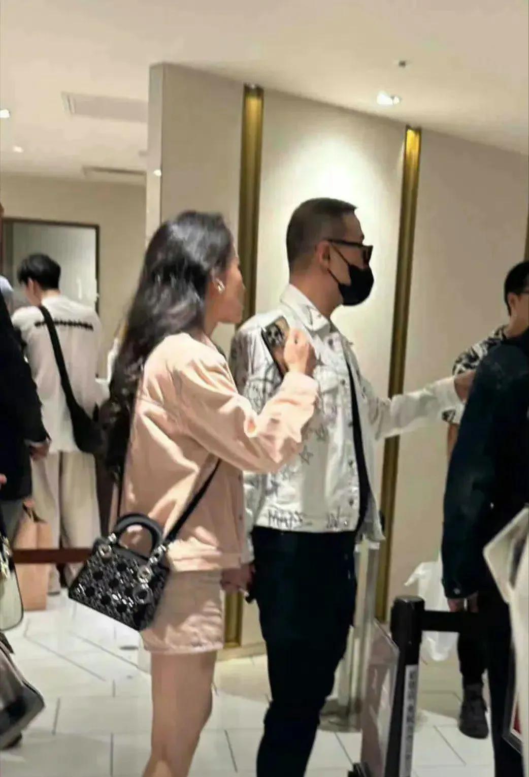 汪峰真的有才华，这大家都没意见吧，且不说他的婚史，就说他的审美也一直在线，和小他