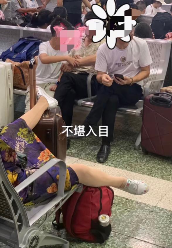 简直不堪入目！大姨这是彻底放飞自我了！忘了自己是在公共场所吗？全然不顾其他的人目