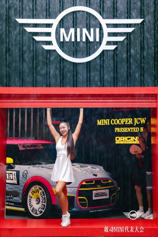 安福路被MINI车主"占领"！他们把马路当 T 台