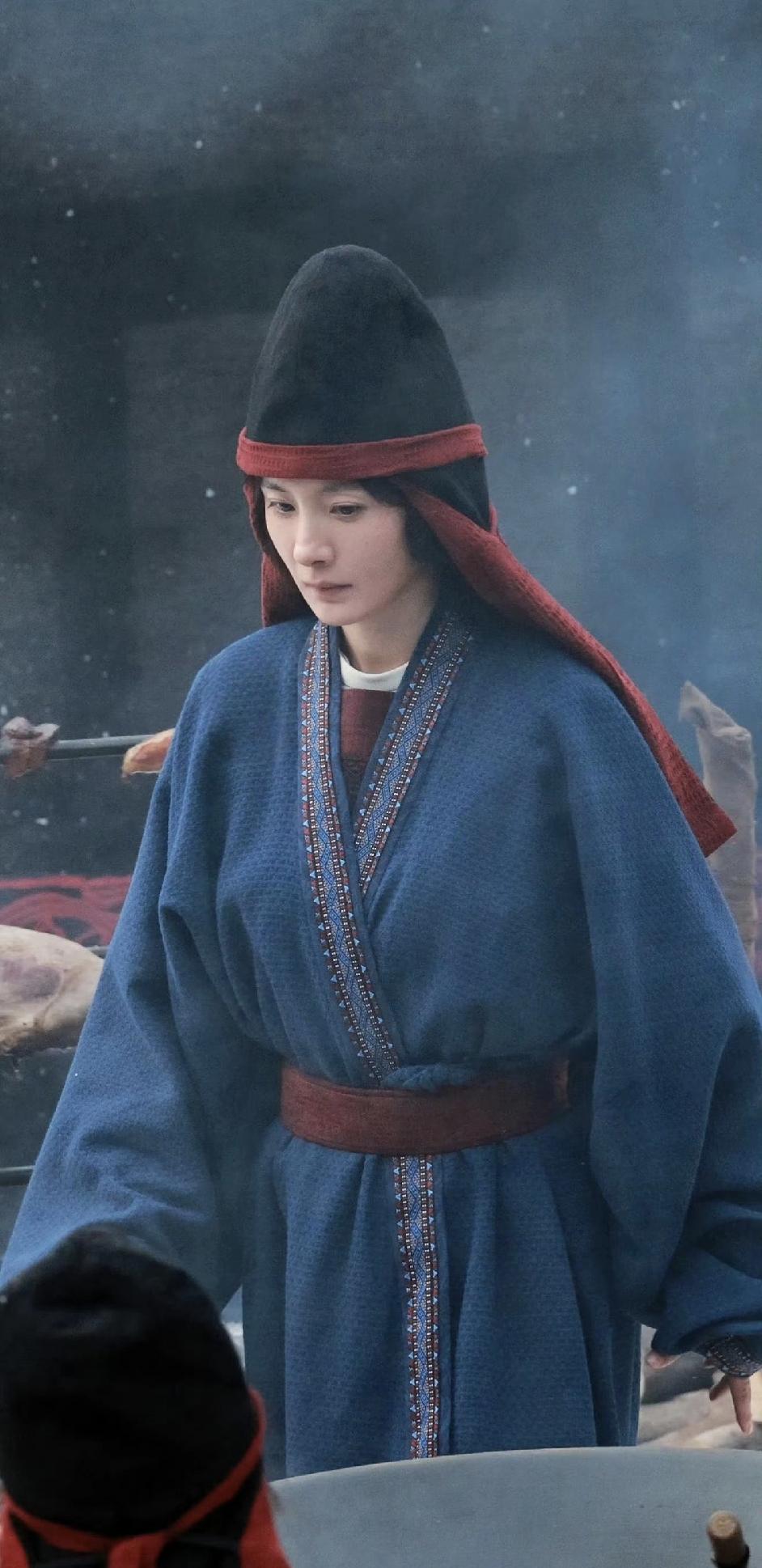 杨幂新剧《江山大同》路透，没有很浓的妆造整体很清爽，全脸状态也还行，不过怎么感觉