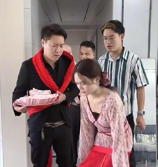 婚礼当场退婚！新娘护残疾父亲：这婚不结了，我只要我爸爸
 
"亲情可贵，尊严不能