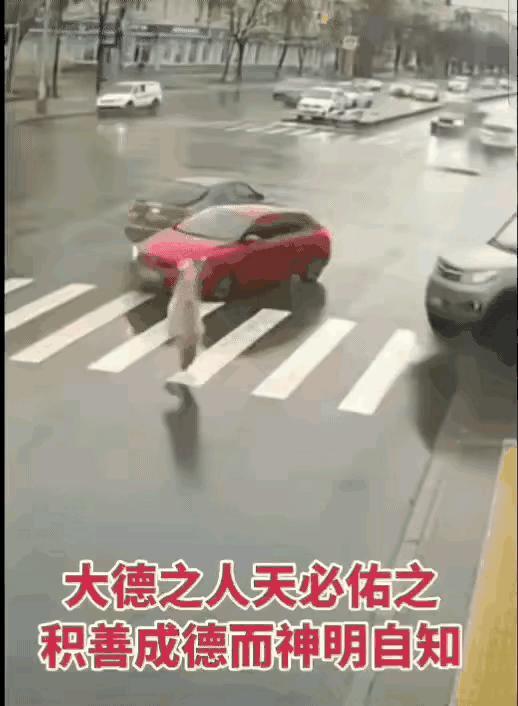 惊呆所有人的一幕，女子过马路。瞬间几经生死，却都化险为夷。真是福大命大造化大，命