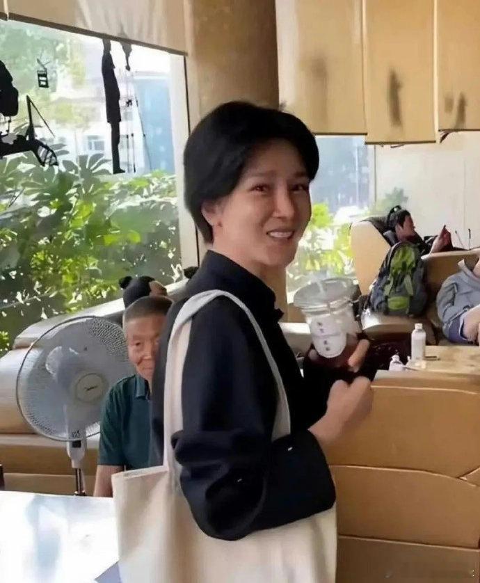 陈小纭素颜出门被偶遇，要不出门还是画个淡妆吧 ​​​