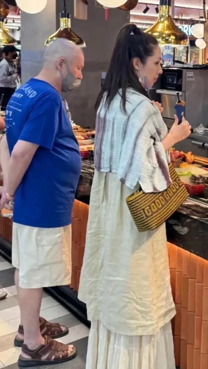 郭碧婷的爸爸这样看起来，还有点像外国人的样子。父女俩应该是在台湾街头买小吃吧！毕