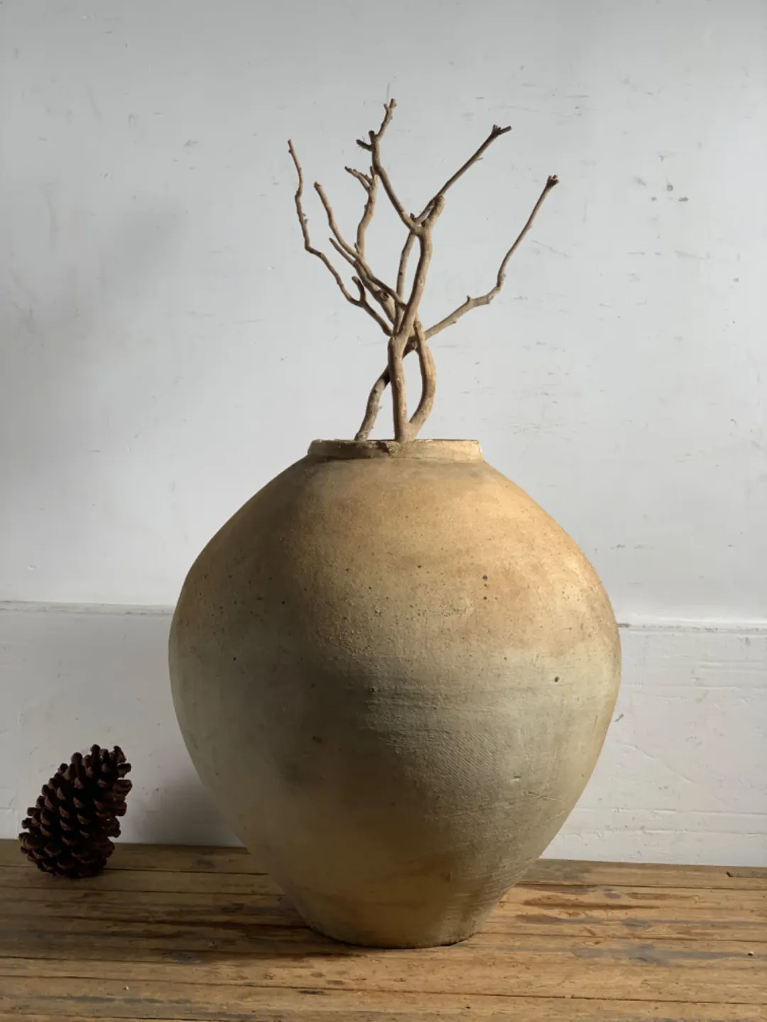 素陶罐、备前烧白罐；花艺插花；民宿侘寂摆件