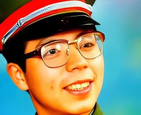 1984年，与大部队走散的陈洪远意外发现一处山洞，进去后竟发现了越军的秘密电台，