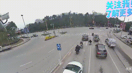 再一再二不再三，男孩硬闯鬼门关。
交通安全警示教育视频，男孩骑车横冲直撞，肆意连