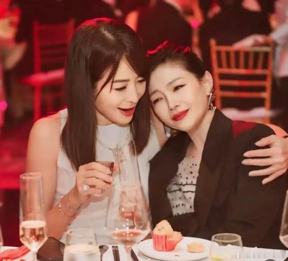 大S最后一次公开亮相时神情悲伤！这是大S去世前的一张照片，她依偎在贾永婕怀里，她