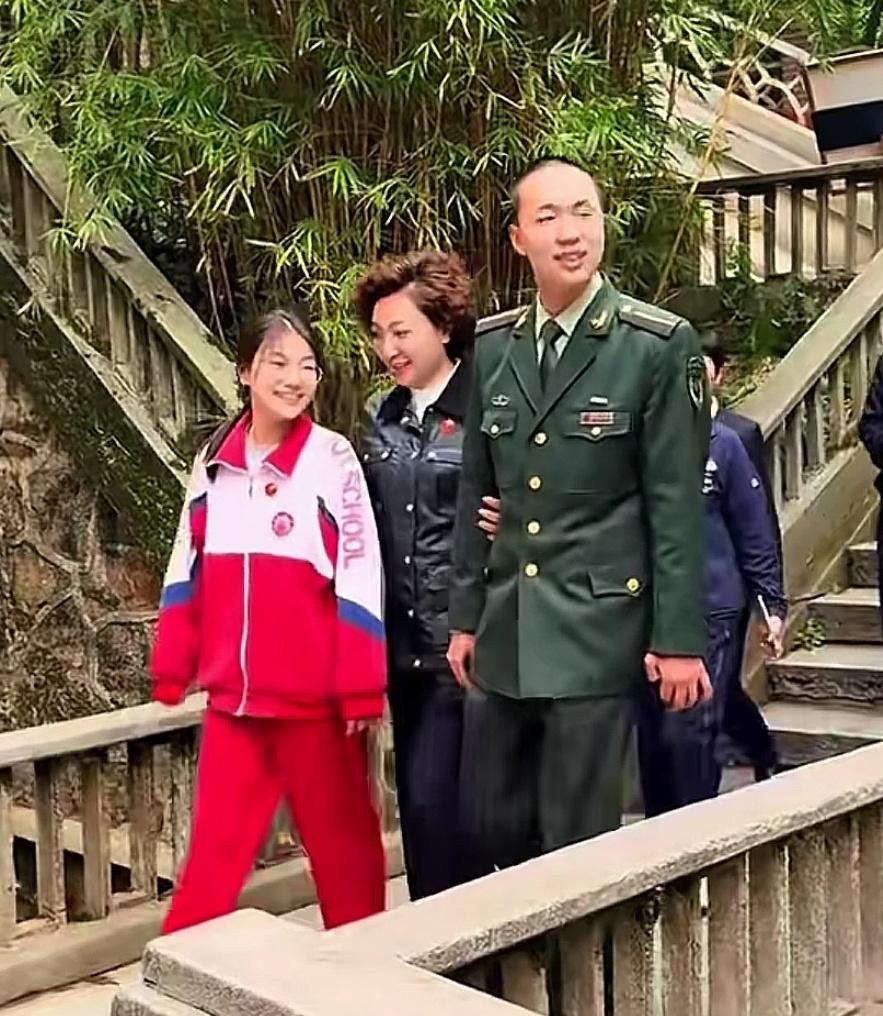 刘滨挽着两个孩子，一路上说说笑笑，气氛十分和睦。刘滨在家里是一个温柔贤惠的母亲，