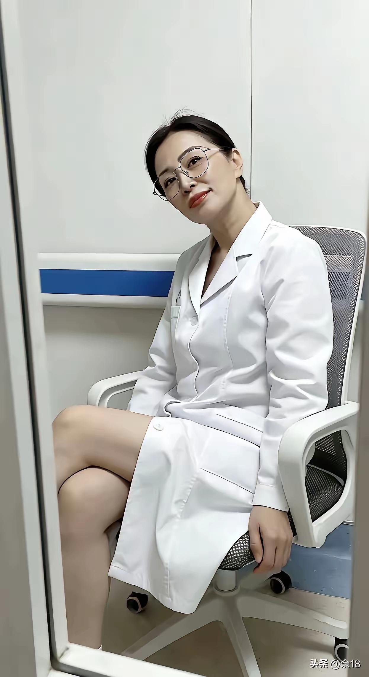 太尴尬了，
我想去看男科，
推开门，
就是这位美女医生。
我该如何示好！