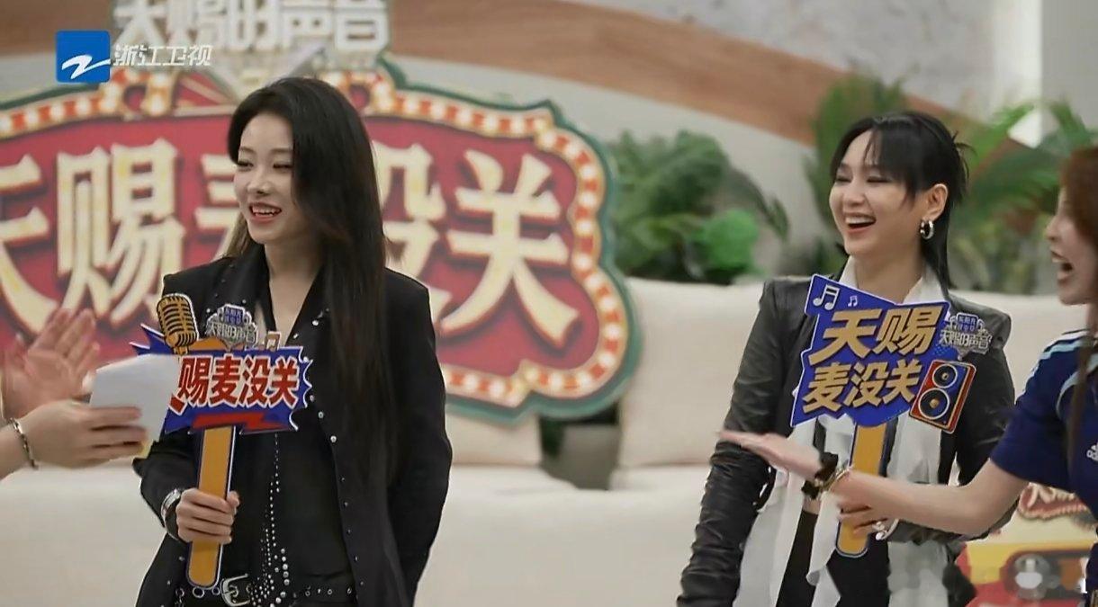 喻言周笔畅彩排笑场直播聊起昨日彩排趣事，笔笔唱歌太过投入，和喻言对视后笑意彻底藏