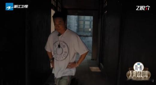 吴镇宇不用演就入戏了 战争戏现场中，吴镇宇被逼真场景触动，一句“同胞被杀”的沉重