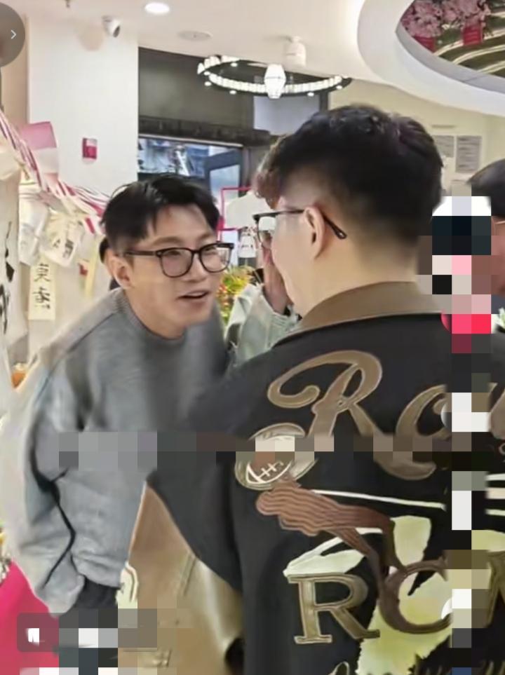 阴雨把虹口的路面打得发亮，群众影剧院门口却挤得像过年抢年货。
花篮从大厅一路排到