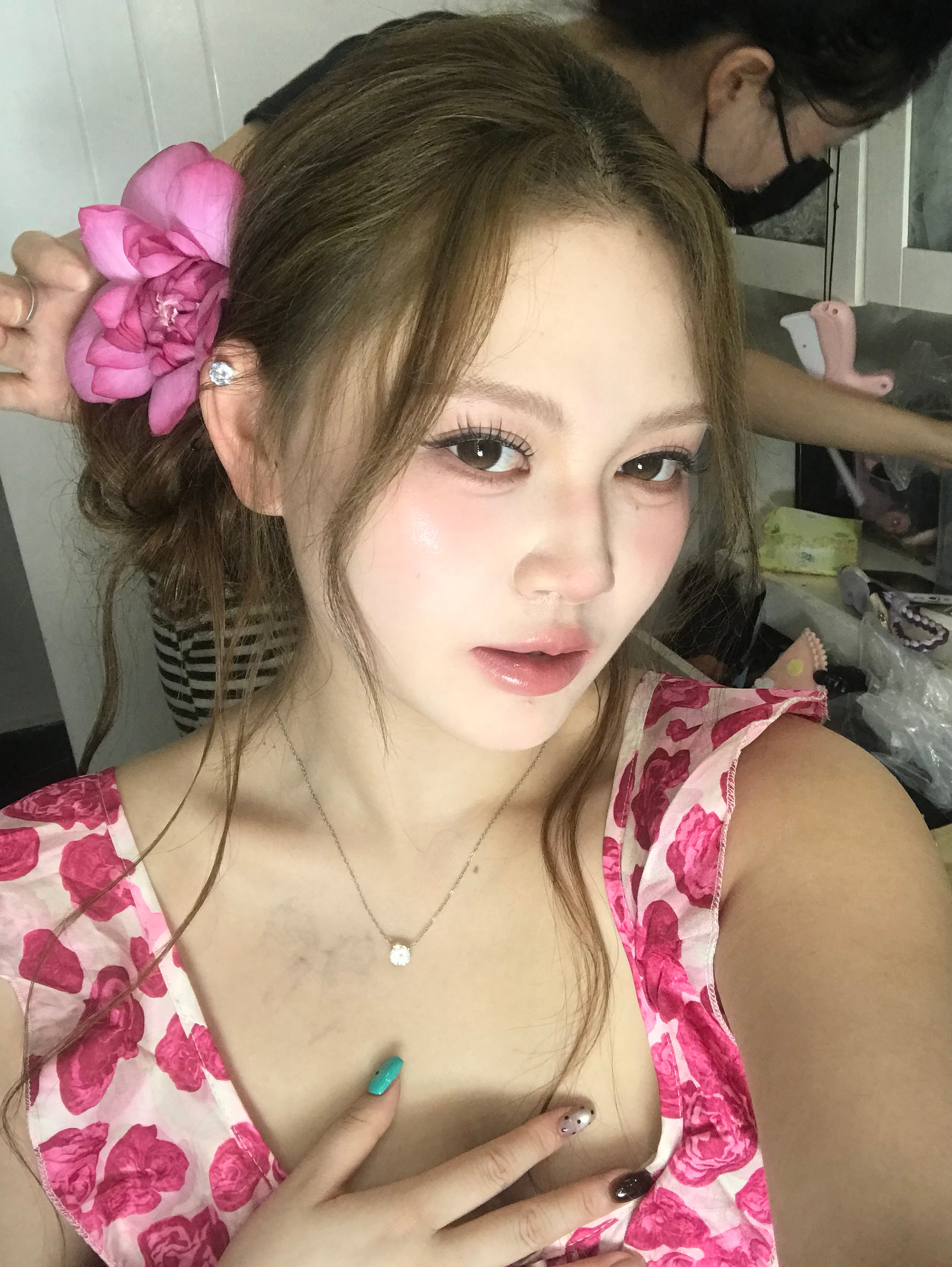 第二套是娇艳女人轰