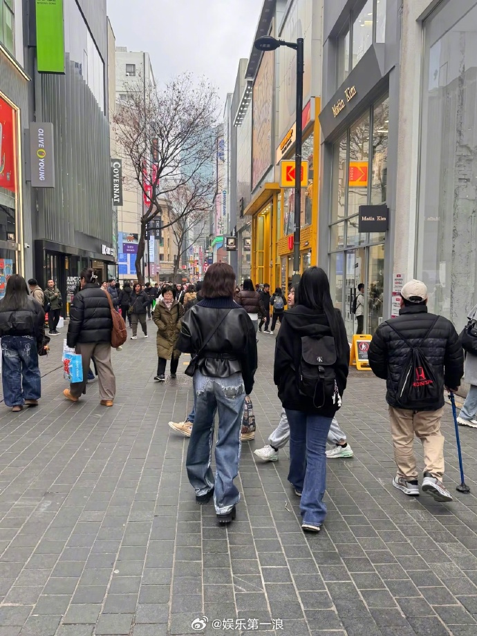 网友韩国明洞偶遇吴宣仪 网友首尔明洞偶遇吴宣仪，穿着皮衣帅帅的，新剪的短发也很有