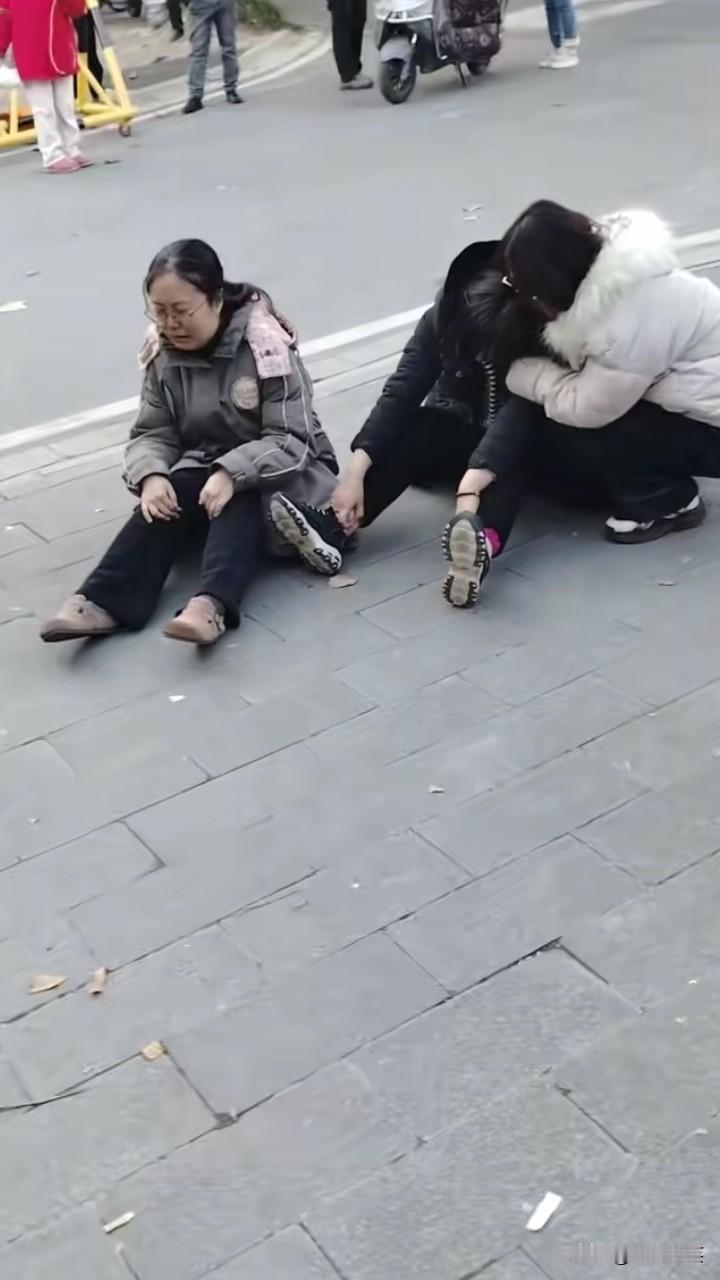 安徽的一个大学生，体测1000米，人没了。有同校的网友爆料说，这个大学生体测前一