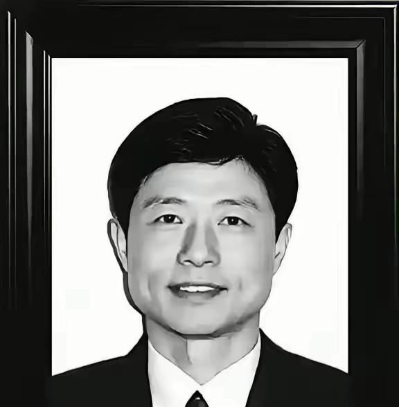 南开园里的海棠开了又谢，谢了又开，一晃就是十年。2016年4月21日22时18分